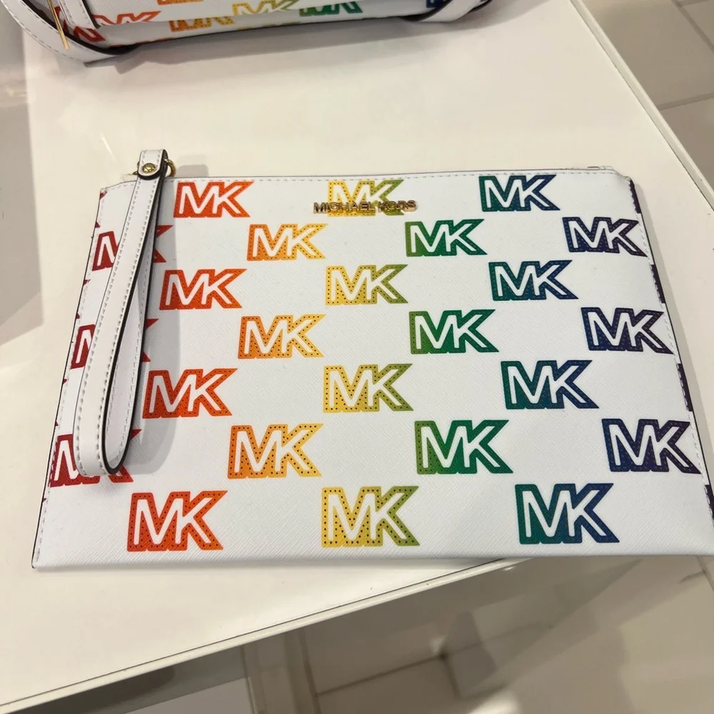 MICHAEL KORS Wristlet - Picture 2 of 13